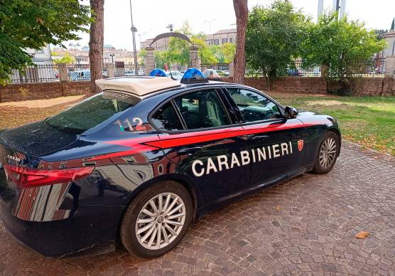 Lugo, molesta i clienti del bar poi rifila calci, sputi e testate ai Carabinieri: arrestato ed espulso