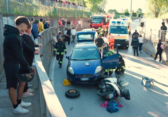 Bellaria Igea Marina, scontro tra auto e scooter: due minorenni in ospedale, uno è grave