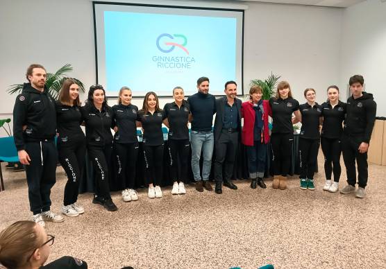 Staff tecnico, atlete della Ginnastica Riccione assieme al presidente Poesio, il sindaco Angelini e l’assessore Imola ieri al Palazzo del Turismo