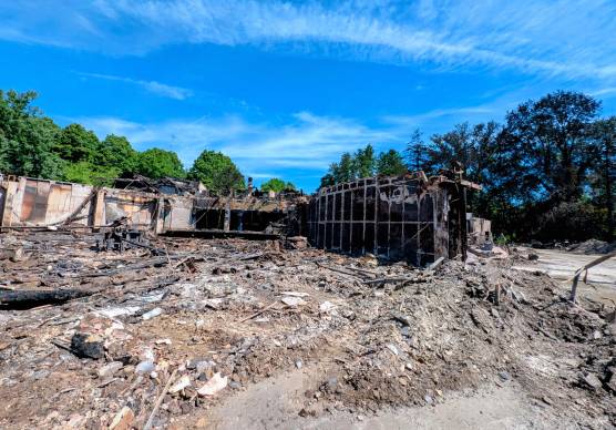Brisighella, incendio all’ex Gufo, spenti gli ultimi focolai. Rimaste solo travi annerite e cenere