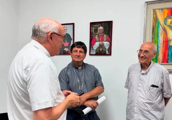 Sopra, al centro, il vescovo di Rimini, Nicolò Anselmi e a destra don Aldo Fonti