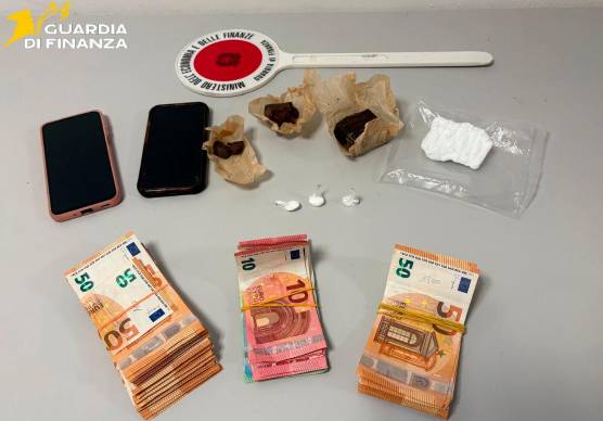 Lo stupefacente e il denaro sequestrati