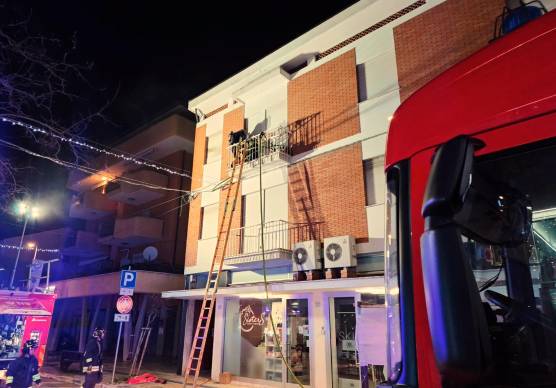 Bellaria. Incendio in una palazzina, salvati un cocorito e un canarino