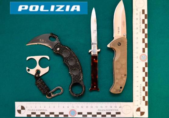 Cesena, gira con un tirapugni come portachiavi e dalla perquisizione spuntano 3 coltelli: 53enne denunciato