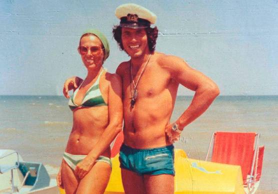 Ornella Vanoni con il bagnino riminese Silvano Silvegni