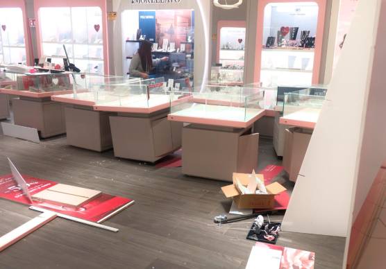 L’interno della gioielleria assaltata dai ladri (foto Massimo Fiorentini)