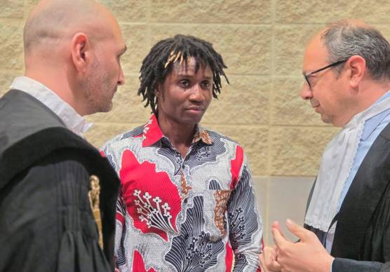 Louis Dassilva all’udienza di oggi con i legali Guidi e Fabbri (Foto Migliorini)