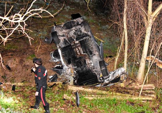 L’auto del ragazzo distrutta dopo essere finita nella scarpata (fotoservizio Manuel Migliorini)