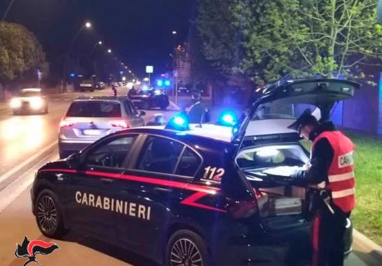 Cesena, controlli e denunce dei carabinieri: dal possesso di machete al furto della borsa ai danni di un’anziana
