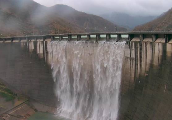 L’immagine della tracimazione della diga di Ridracoli