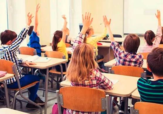Alcuni bambini a scuola