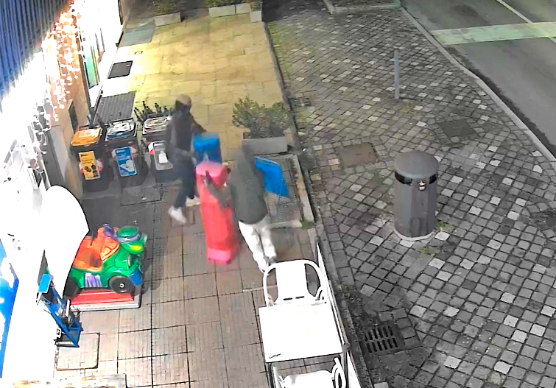 Santarcangelo. Vandali ancora in azione alla tabaccheria di via Braschi: portati via due distributori di palline