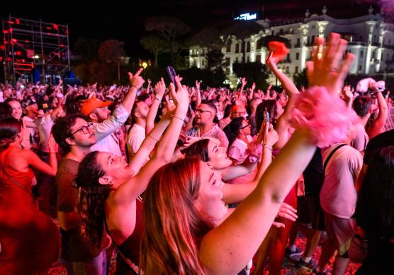 Rimini, drone sopra la folla durante il concerto della Notte Rosa: denuncia per un pilota abusivo nascosto tra i camion