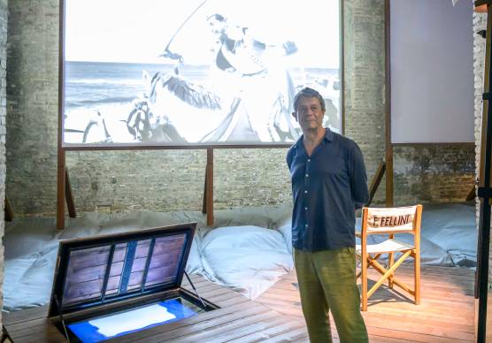 Lo scrittore Emmanuel Carrère affascina Rimini e visita il Fellini Museum