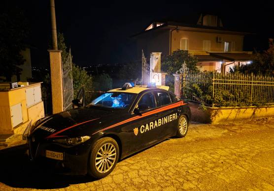 I carabinieri davanti alla villetta (foto Manuel Migliorini)