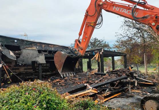 La demolizione del Kiosko il Vincanto di Villa Verucchio bruciato dalle fiamme (foto Manuel Migliorini)