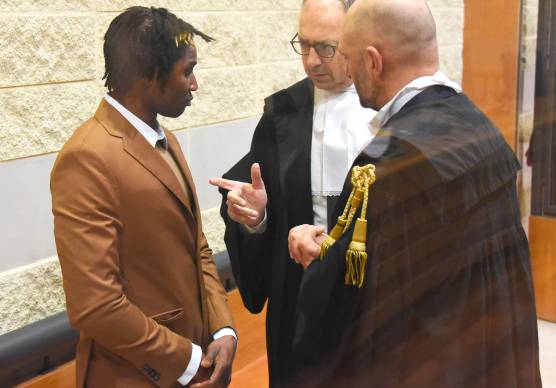 Louis Dassilva con i legali Riario Fabbri e Andrea Guidi (foto Manuel Migliorini)