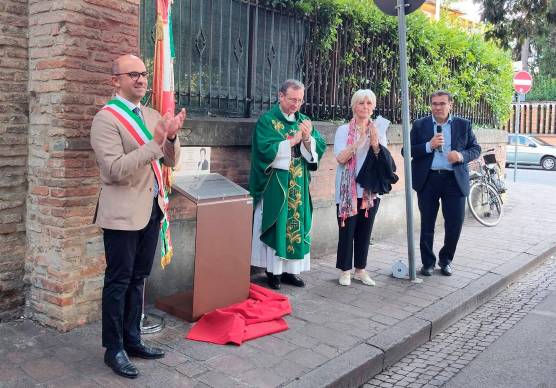 Il vicesindaco Bongiorno alla scoperta della targa dedicata a Benedetta Bianchi Porro