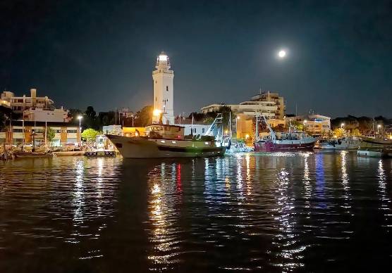 Peschereccio in uscita dal porto di Rimini