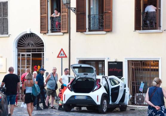 L’auto dopo che ha fermato la sua corsa (Fotoservizio Manuel Migliorini)