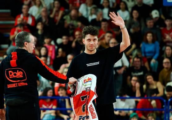 Marco Bezzecchi riceve la maglia ufficiale della Dole Basket Rimini dalle mani di coach Paolo Carasso (foto Tommaso Morosetti)
