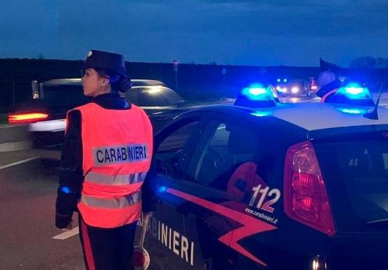 Forlì, perseguita la dipendente di un negozio rigandole l’auto e forandole gli pneumatici: braccialetto elettronico e divieto di avvicinamento