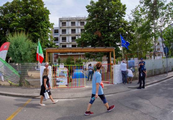L’Hotel delle Nazioni e a destra il porto canale che separa San Giuliano da piazzale Boscovich