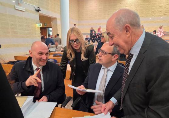 La criminologa Roberta Bruzzone oggi in aula con i legali di Louis Dassilva (foto e video Migliorini)