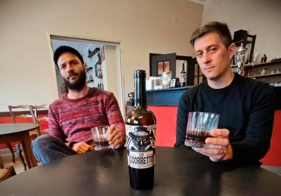Enrico Mondardini e Marco Palmizio col liquore “Lo Scorretto”