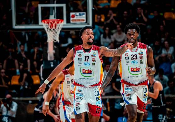 Mattia Udom e Deshawn Stephens gli unici due in doppia cifra a Bologna