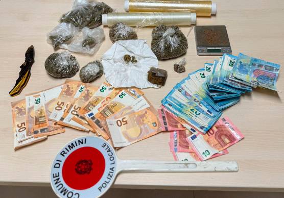 Rimini, in auto con la marijuana e una falce nel bagagliaio: 22enne arrestato