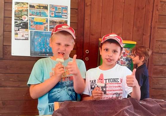 Da sinistra, Sergei e Giuseppe nell’estate passata da bambini in Romagna