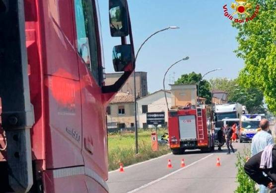 Forlì, incidente frontale a Carpinello: due uomini in ospedale