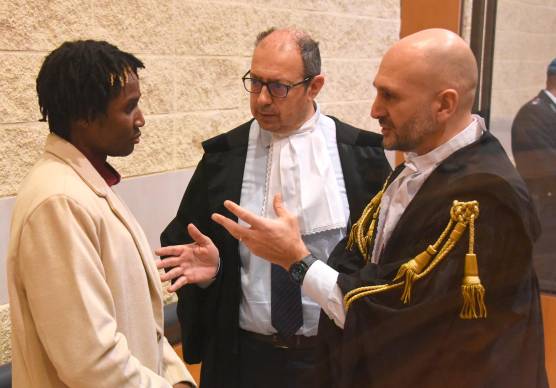 Louis Dassilva con gli avvocati Riario Fabbri e Andrea Guidi (Migliorini)