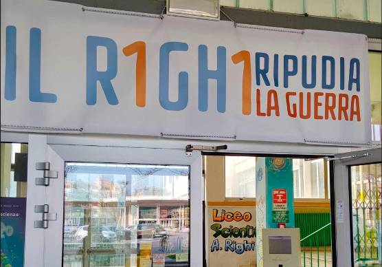 Il messaggio appeso dall’altro ieri all’ingresso del Liceo scientifico Righi