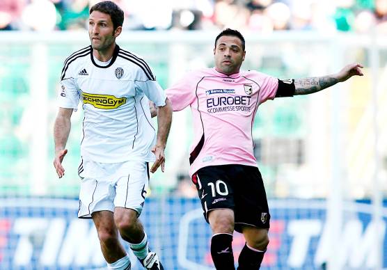 Fabrizio Miccoli ai tempi della sua militanza nel Palermo in Serie A
