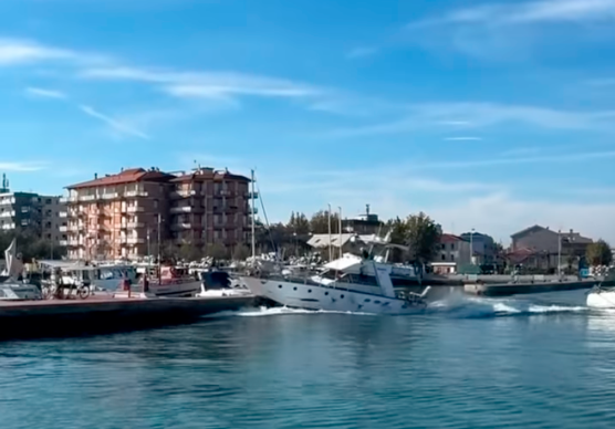 Cervia, schianto contro la banchina e poi l’affondamento: dramma sfiorato nel porto canale