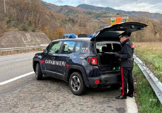 Cesena, diverbio in strada: minaccia il rivale con una pistola