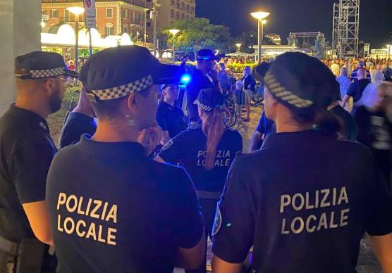 Riccione, minacce e violenza a una donna, una ragazza avvisa la Polizia Locale e fa scattare l’arresto