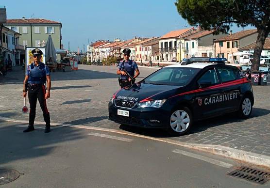 Cesenatico, vuole buttarsi dal balcone per togliersi la vita: salvata dal marito e dai Carabinieri