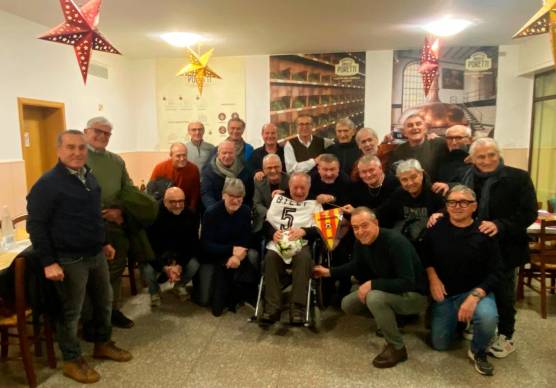 Al centro un emozionatissimo Billy circondato da ex calciatori e dirigenti giallorossi