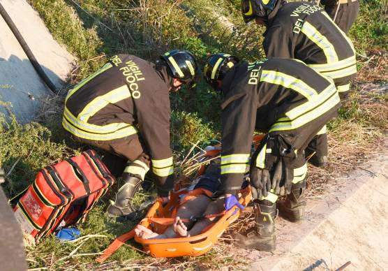 Rimini, spengono l’incendio e trovano un uomo