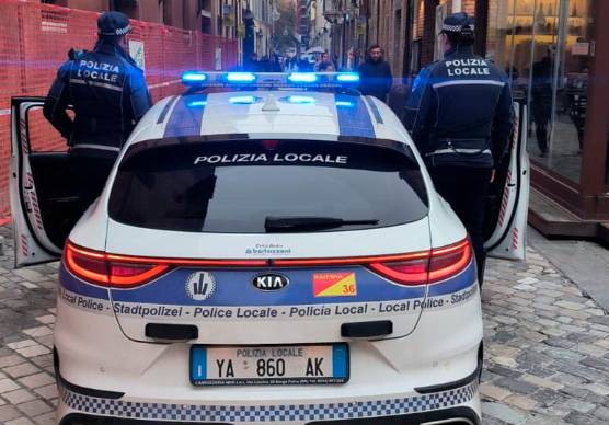 Ravenna, ruba al supermercato, aggredisce i vigili e prende a testate il finestrino dell’auto: arrestato ed espulso