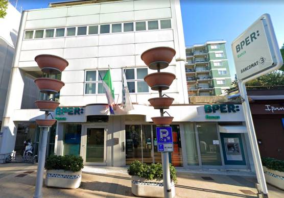 Riccione, colpo lampo alla Bper: banditi in tuta da imbianchino legano i dipendenti e fuggono col bottino