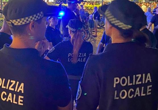 Riccione, dormivano al bagno al mare in una cabina destinata ai bagnanti: scoperti dalla Polizia Locale