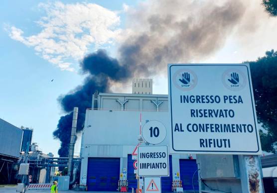 Il Comune di Riccione: «Incendio domato, nessun pericolo per la popolazione, le raccomandazioni nelle scorse ore non sono più necessarie»