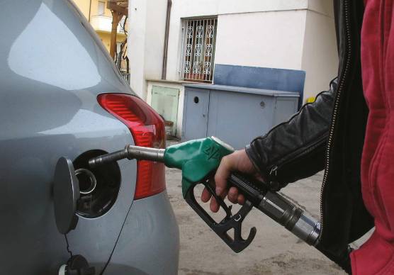 Ravenna, prezzi del carburante esposti più bassi di quelli reali: controlli della Finanza
