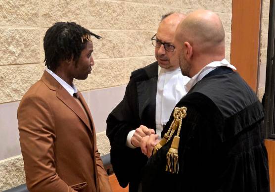 Louis Dassilva in tribunale con gli avvocati