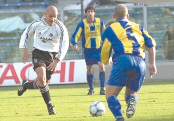 In alto Alessandro Lamonica con la maglia bianconera che ha vestito dal gennaio del 2001 a giugno del 2002
