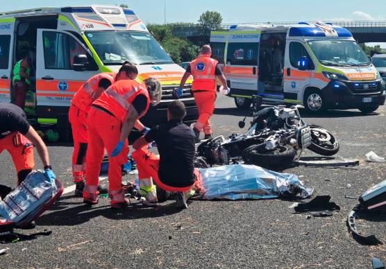 Riccione, tragico tamponamento in A14: muore un motociclista, gravissima la passeggera